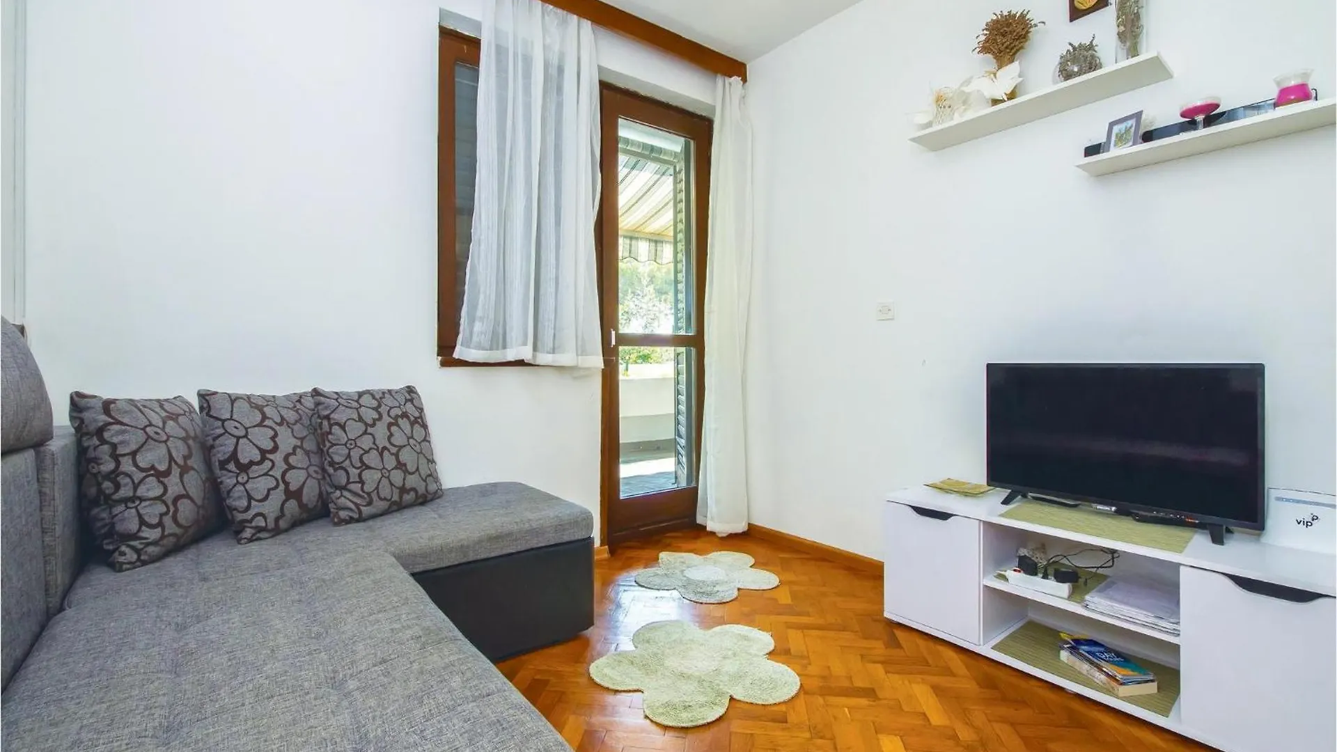 Beautiful Apartment In Split With Kitchen
